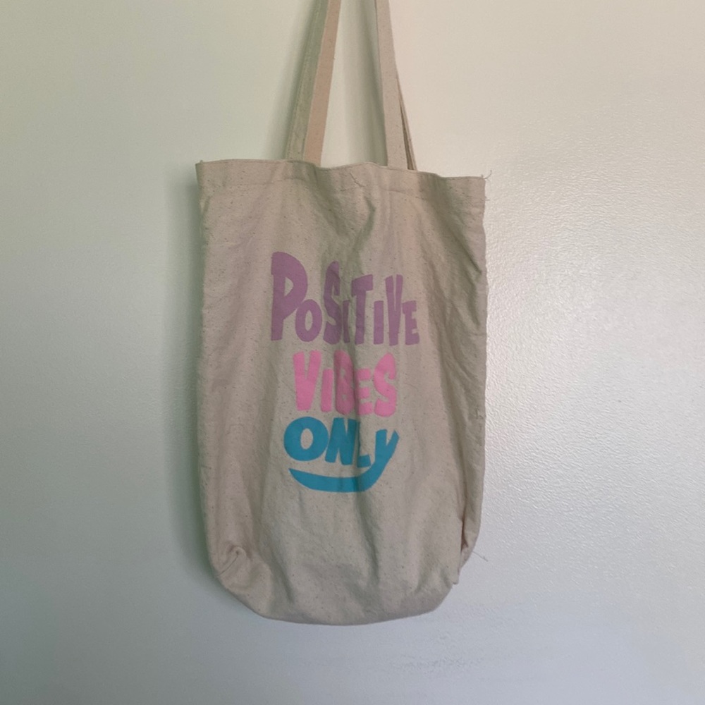 “Positive vibes only” tote 🌸 great for beach days + everyday use 🏝